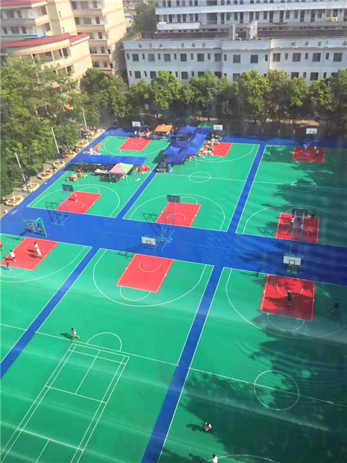 拼装地板厂家成冠体育