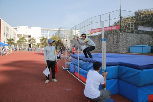 塑胶地板厂家成冠体育